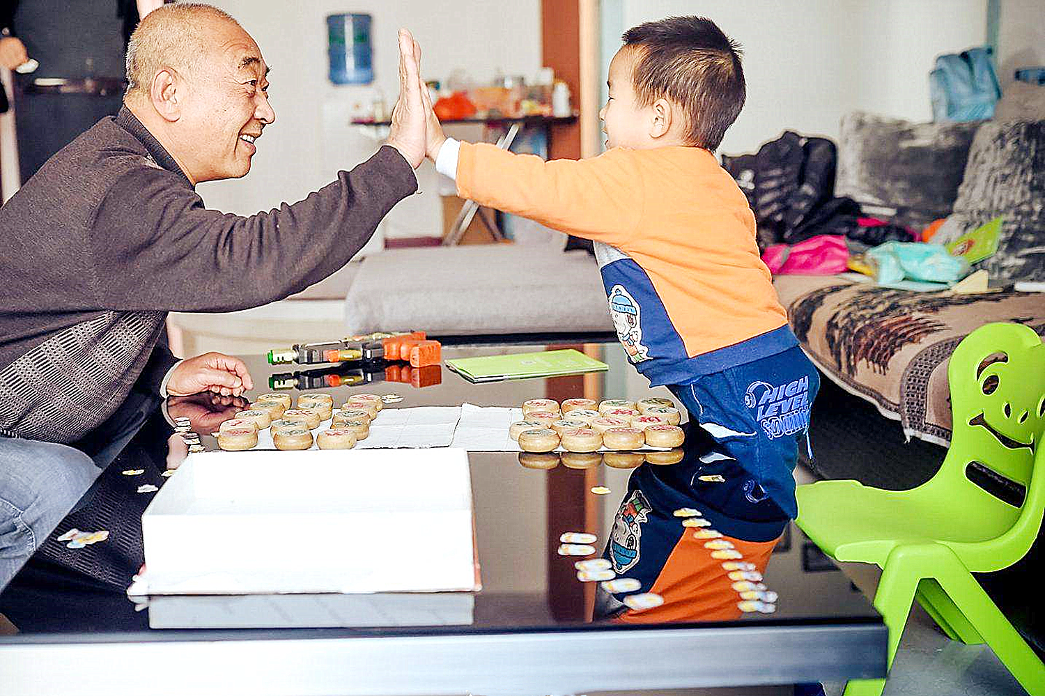老人喜欢摸孩子"私处"逗孙子,妈妈非常无奈,感觉膈应又恶心