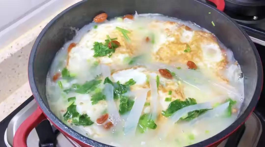 降温又下雨，用鸡蛋和萝卜给家人做一道菜，吃完热乎乎的，真舒服