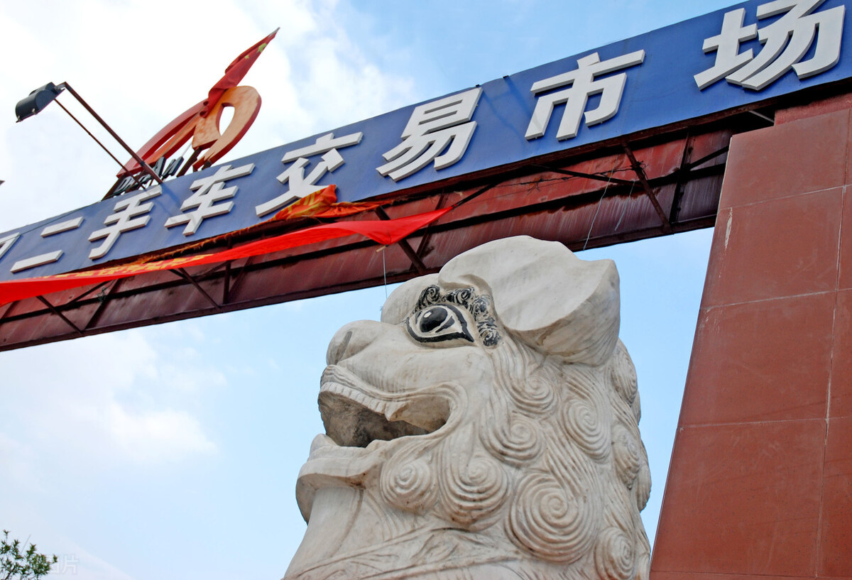 上海高端二手车价格直逼新车，一款奔驰E300二手车比新车还贵
