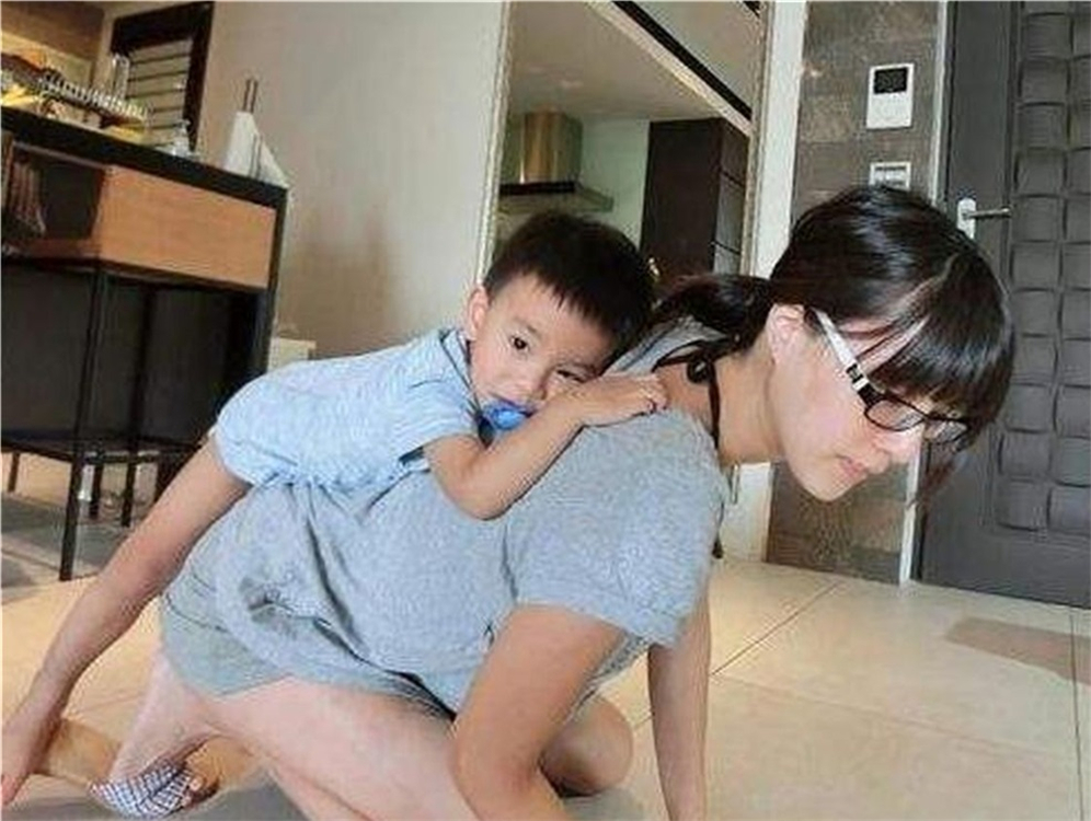 "妻子带娃手忙脚乱,丈夫却拍照炫耀