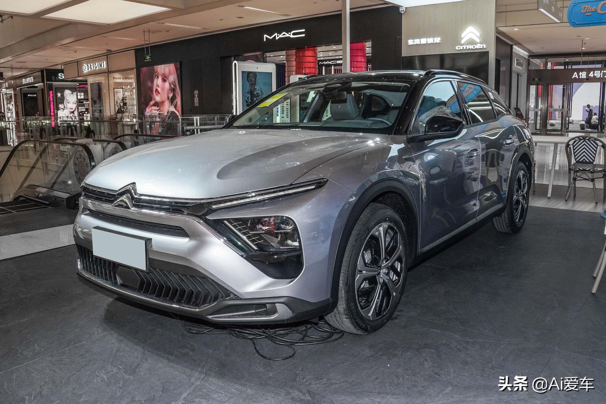 5.8L油耗8AT自动，大空间合资家用车，低价且豪华，实拍凡尔赛C5 X