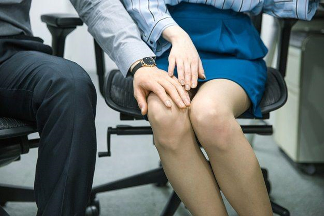 2013年，26岁女大学生弑母后抛尸工地，面对审讯她面露微笑