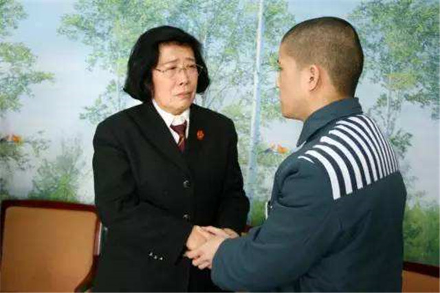 高考状元抢银行10万，被抓时仅花100多元，出狱后再考入重点大学