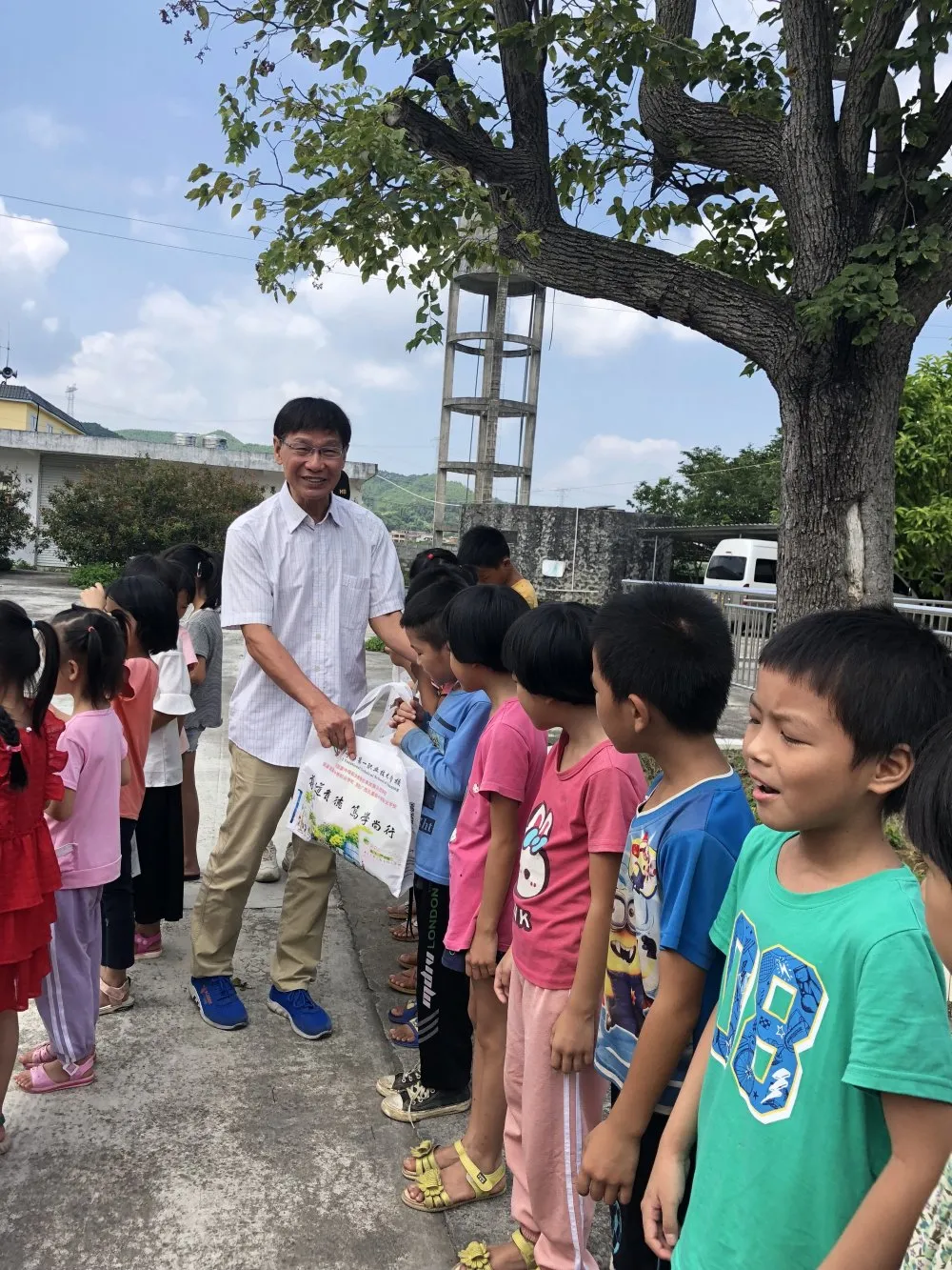 南宁市第一职业技术学校关工委成员代表赴马山县永州镇平山村开展关爱平山村小学送爱心活动