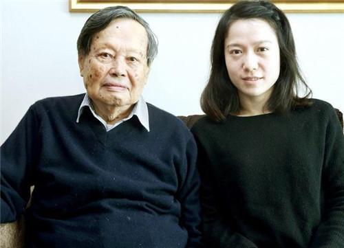 99岁杨振宁与娇妻恩爱如初，杨振宁表白：她是上帝赐给我的礼物