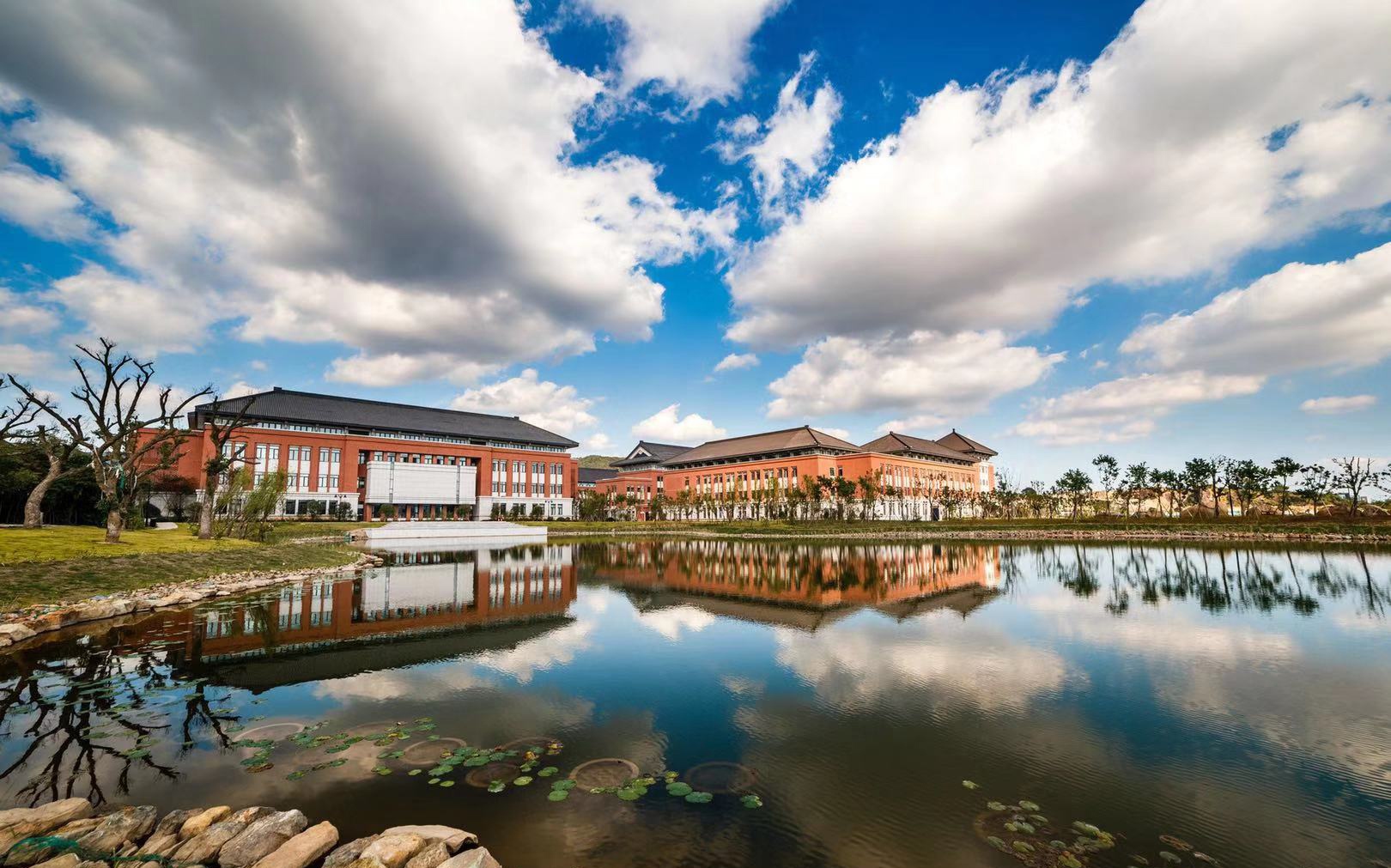 北京大学排第三，十所高校超百亿，大学经费排行榜九大看点