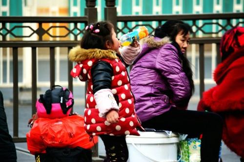 高铁一位妈妈的“睡照”火了，抱着老二牵老大，网友：可怜父母心