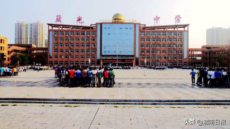 渭南明珠 教育楷模：美丽的蓝光中学欢迎你