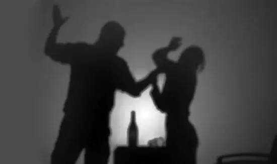 鼻子被咬掉，逼女儿闹市挂牌下跪，弱女为何忍受家暴11年