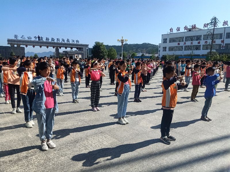 金秋十月，喜迎国庆——淅川县盛湾镇小全体师生庆祝国庆