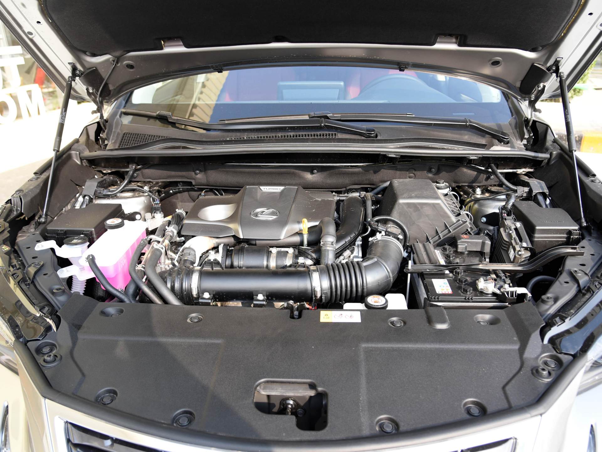 实拍不输奥迪Q5的豪华SUV：成交价27万，混动油耗5.8L