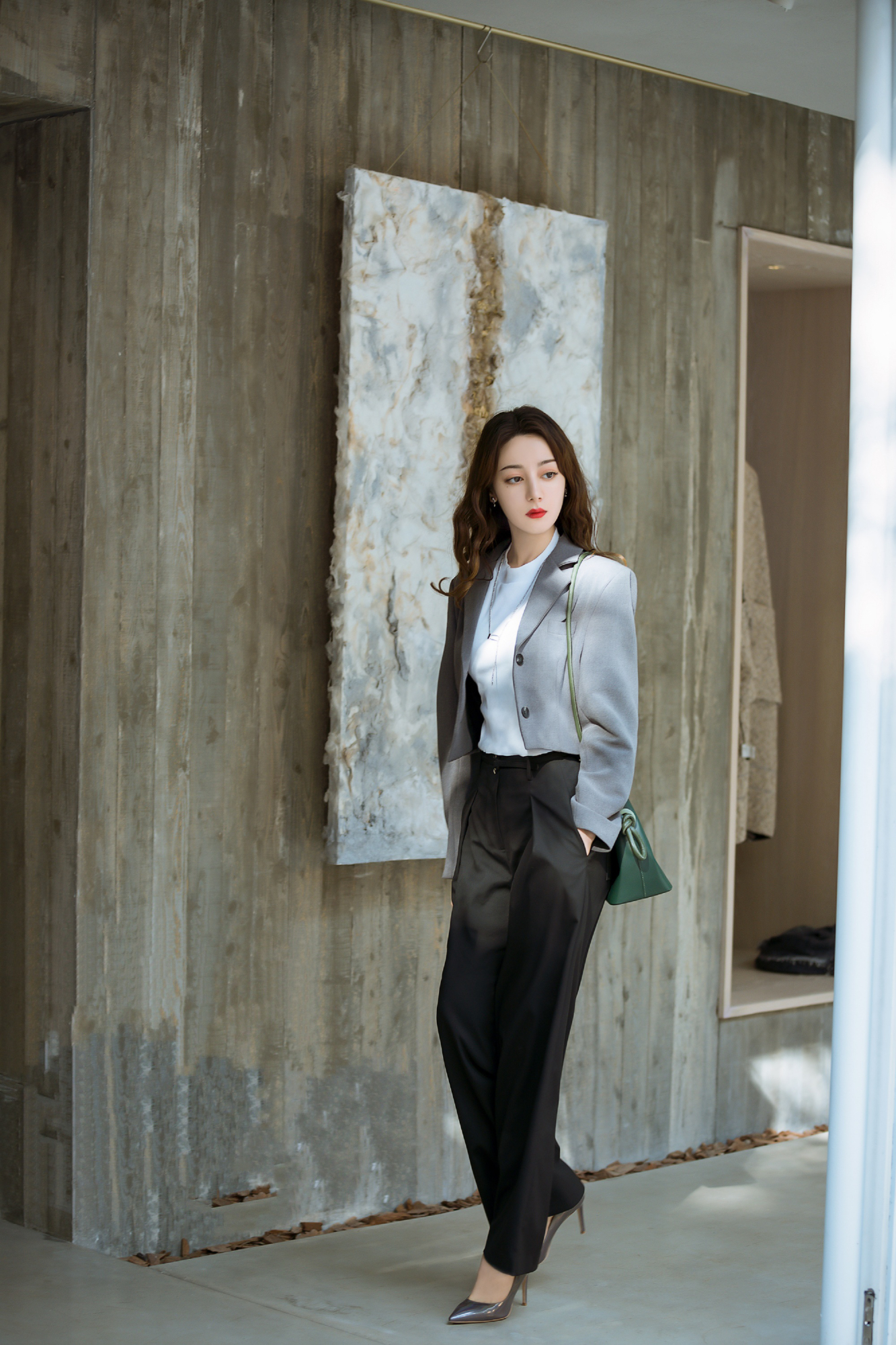 迪丽热巴紧身皮裤图片(迪丽热巴太飒了) - 赤虎壹号