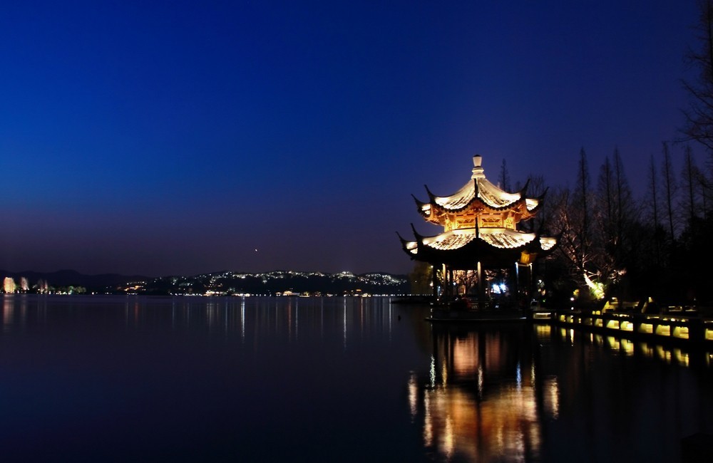 夜泛西湖，灯影摇波，月色如纱，断桥烟柳静倚风，一湖幽梦入心间