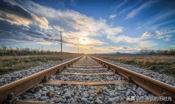 一直纳闷为什么火车铁道上要铺满碎石头？原来居然有这么大的用途