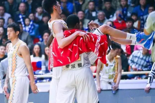 胡金秋为什么会吸引nba球探(广厦男篮队长胡金秋希望打出霸气？胡金秋家庭背景？女友生活花絮)