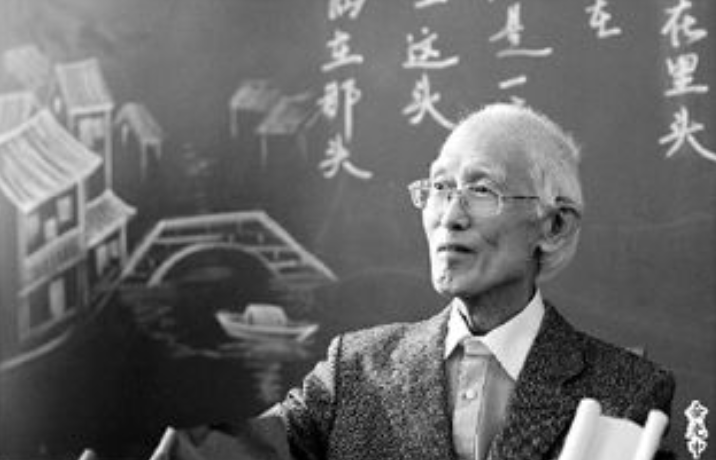 名家怎么评价《荷塘月色》？余光中：中学生水平，莫言：病态唯美