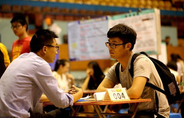 女生报考比较吃香的专业，将来发展前景好，有女儿的家长可以考虑