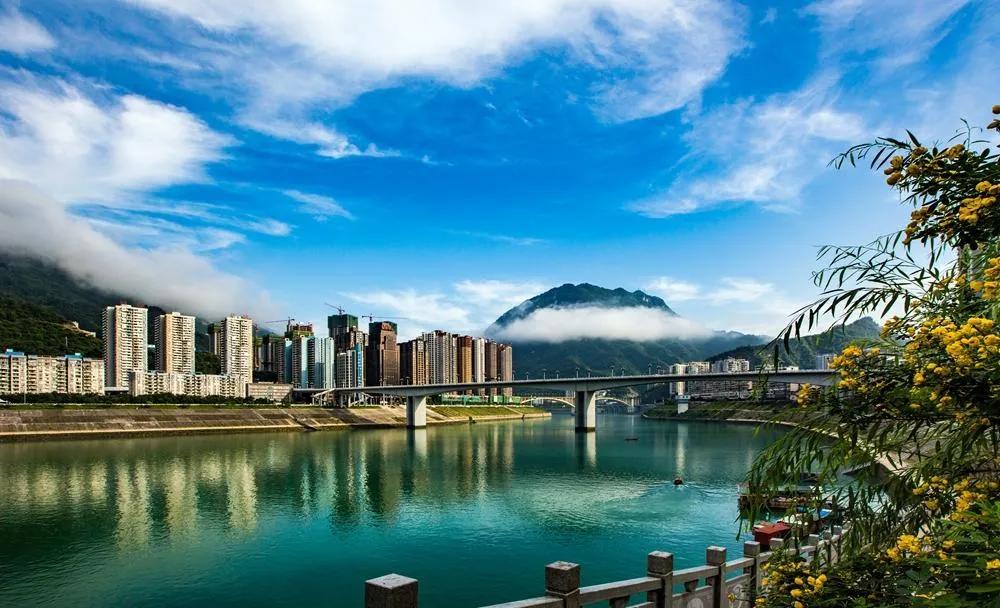 同是区域中心城市，为啥万州的经济地位稳固，黔江却连续被超越？