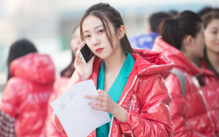 她是高考621分的“理科妹”，在娱乐圈傲视群雄，美貌与才华并存