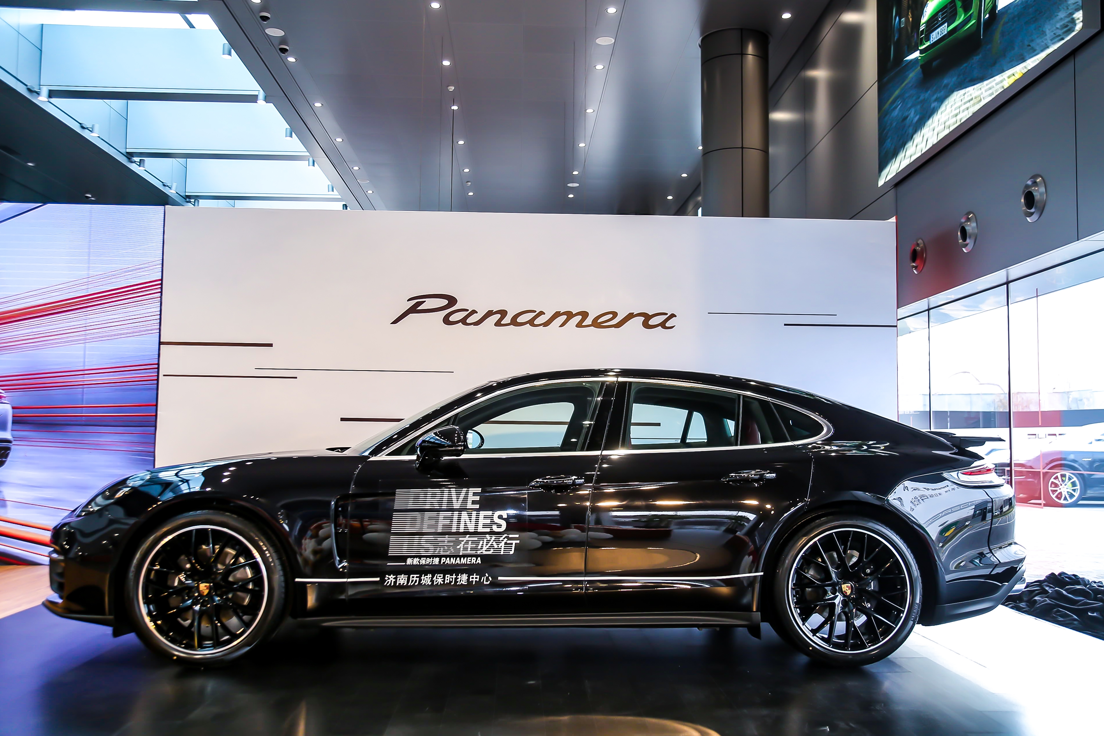 新款 Panamera 实车到店，呈现专属保时捷的速度与激情