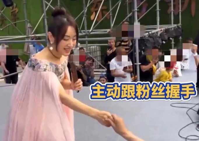 杨钰莹商演,低调友善被赞!隐退10年复出，年龄成谜!气场秒赢网红