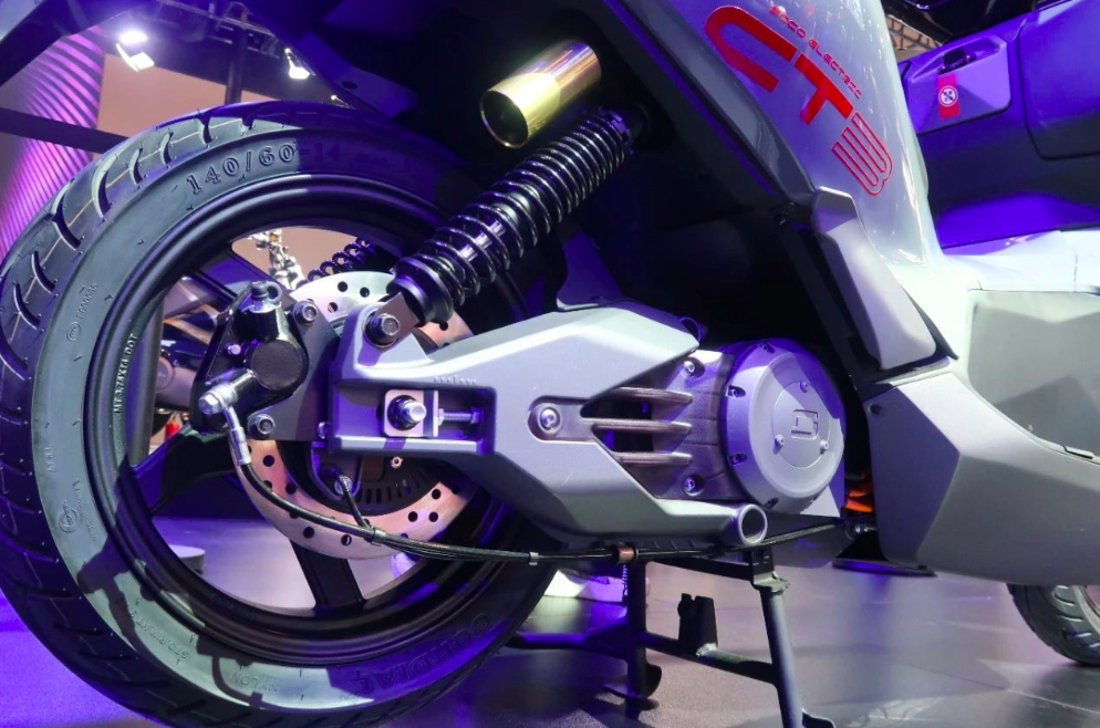 速珂新款高速电摩来了，搭载72V100Ah锂电池，可达180公里续航