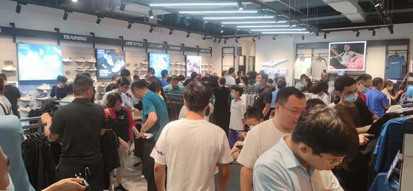鸿星尔克郑州门店销售额激增，郑州市民：为我们郑州捐助那么多，太感动了