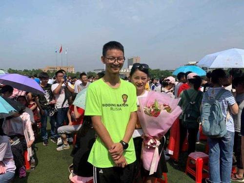 记得那高考后“跪地谢母”的考生？一跪成名后，最后高考了几分