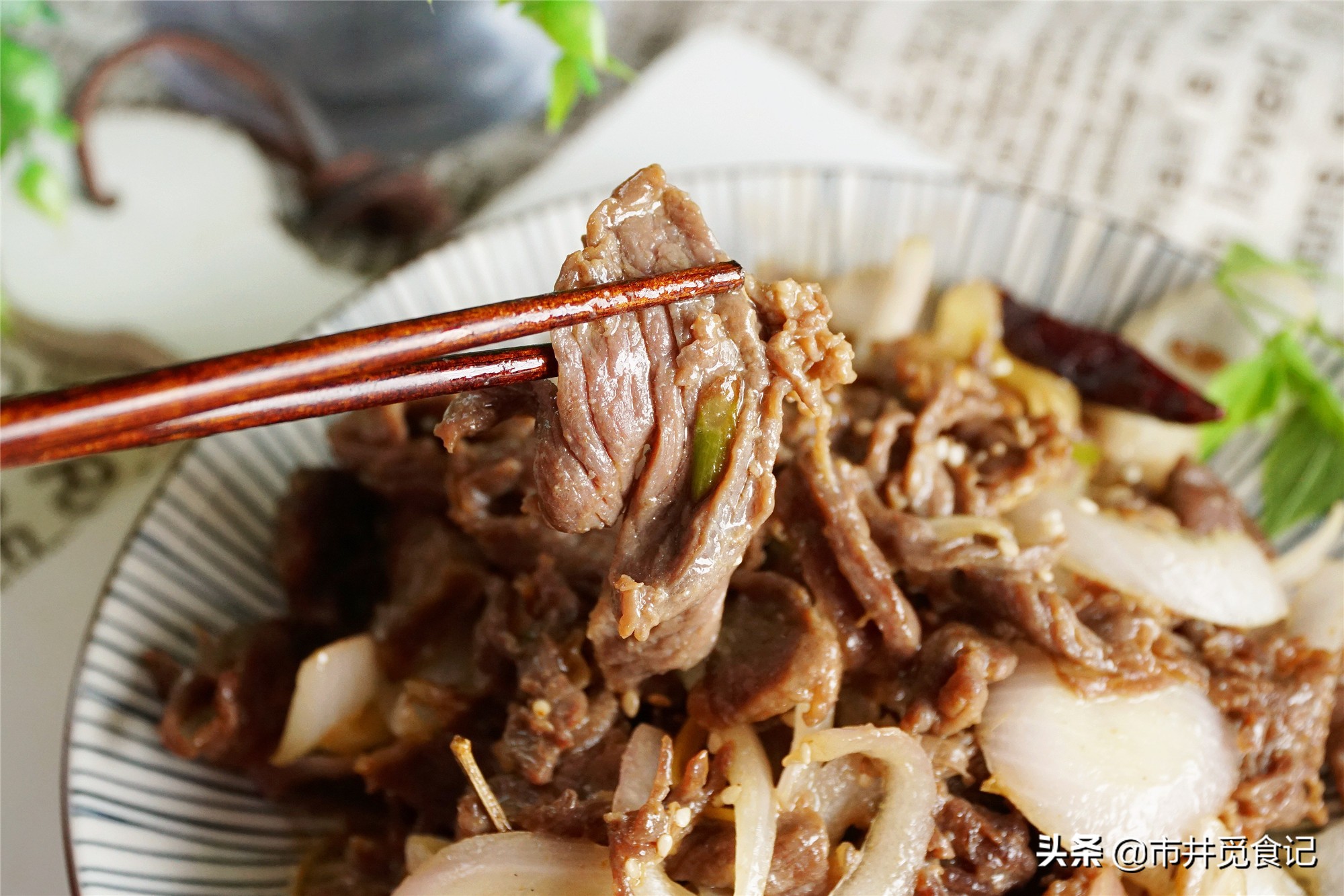 炒牛肉直接下鍋就錯了，容易炒老，用它拌一拌，怎么炒都滑嫩鮮美