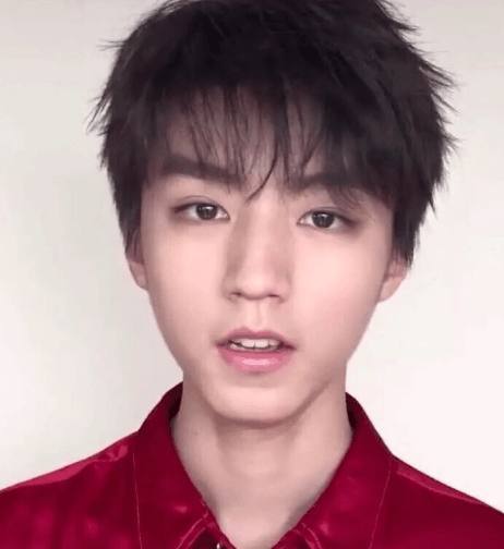 沈腾拍彩妆广告，还在线涂口红试色，沈叔叔是想劝人拔草吧……