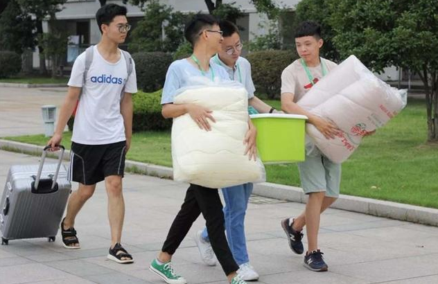 名校大学宿舍对比，清北与哈佛不在一个级别，网友：还是选清华吧