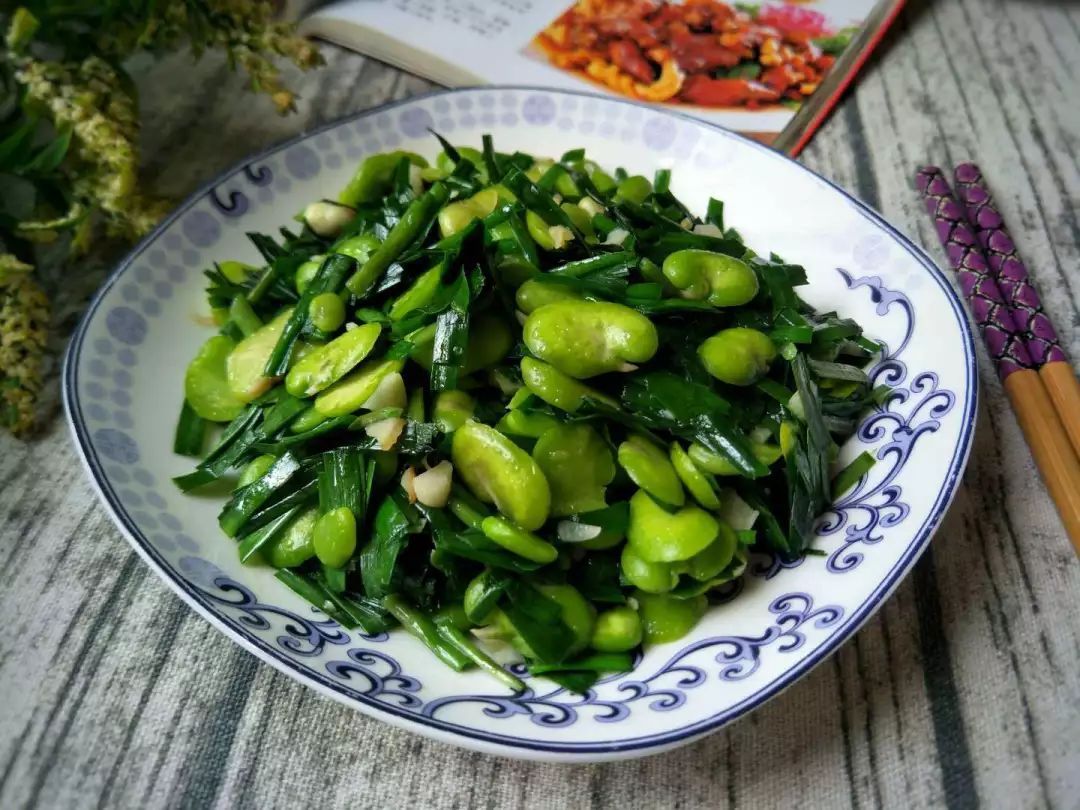 韭菜炒蚕豆这么做(韭菜炒蚕豆美味下饭又能解馋)