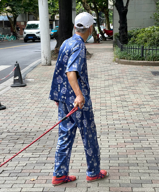 上海大爷爱穿什么鞋？国货飞跃回力、日本亚瑟士，比皮鞋香太多