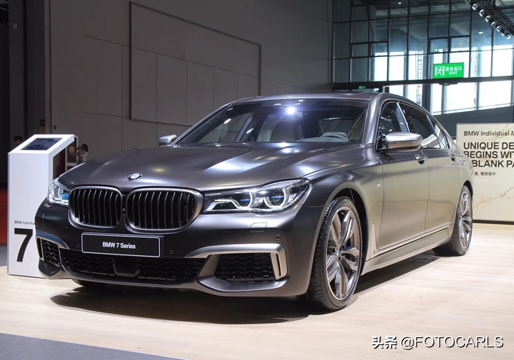 宝马m760li 6.6t v12实拍,炭黑极富磨砂质感,宝马史上最快加速