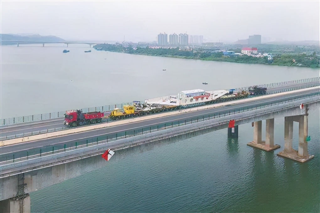湖南高速惊现400吨巨无霸，40家单位保驾护航，大桥能否挺得住？