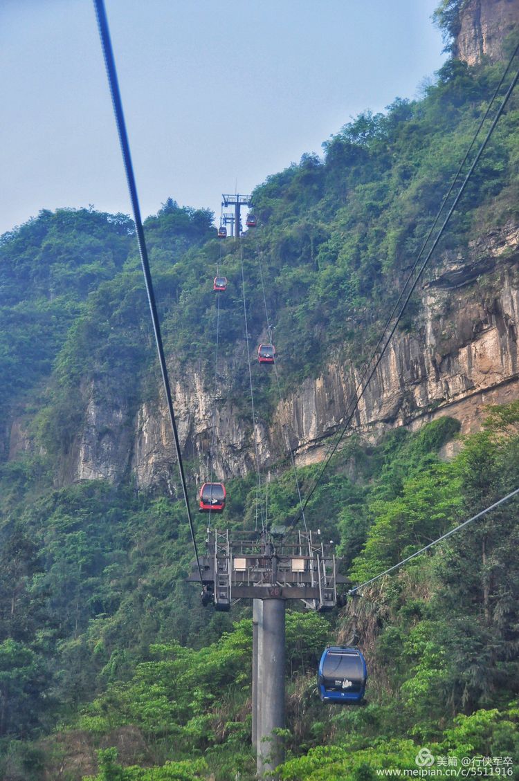 玉壶峰下松涛起，天界佛国掸尘埃！走遍千山万岭，唯天门山独有