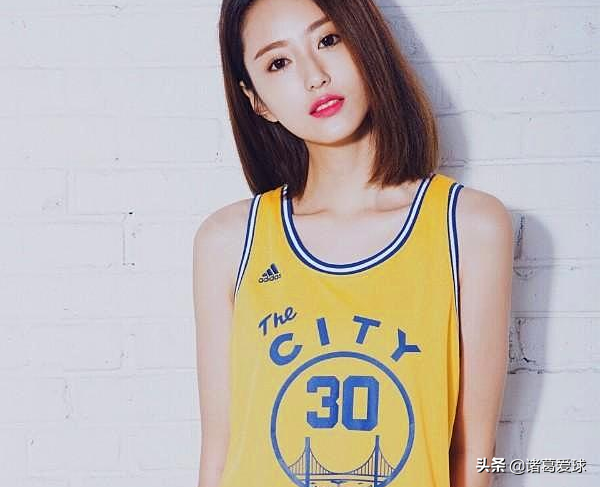 nba哪些美女(八大NBA女主播合影谁最美，小楠女神范，美娜最招人)