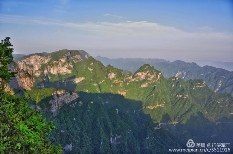 玉壶峰下松涛起，天界佛国掸尘埃！走遍千山万岭，唯天门山独有