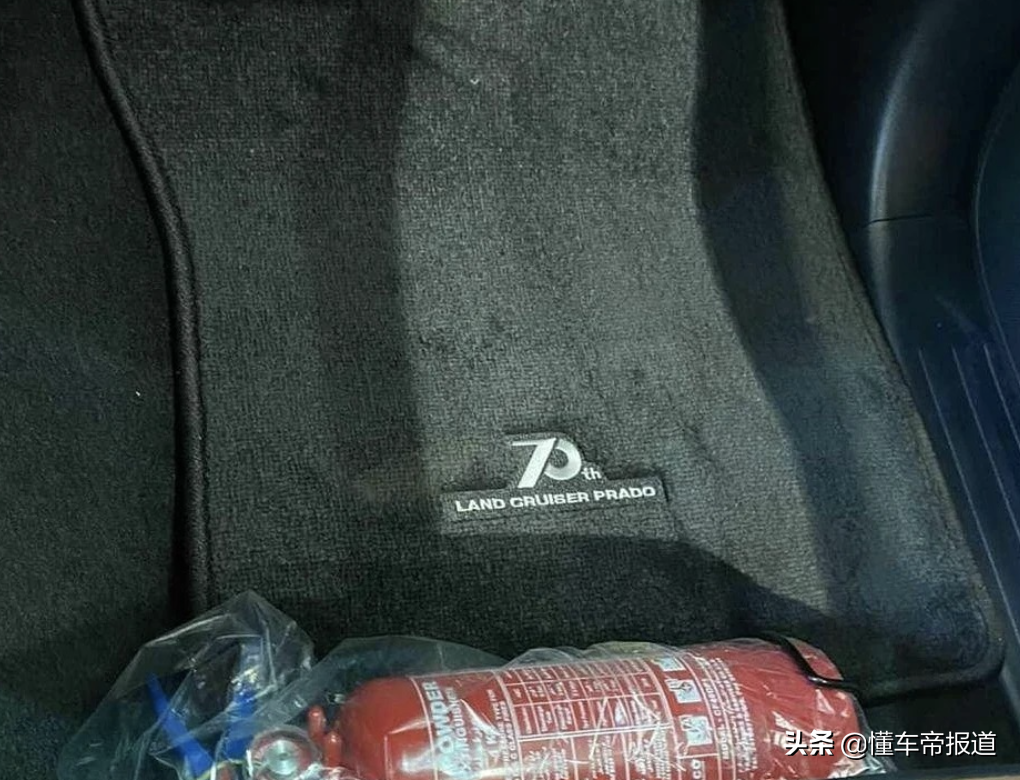 新车 </p><p>　　 丰田“霸道”70周年版到店，增专属标识，搭载4.0升V6动力