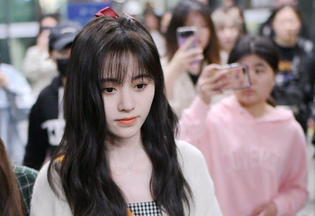 鞠婧祎的私服衣品真好，时尚造型减龄还显小，照着搭配“不翻车”