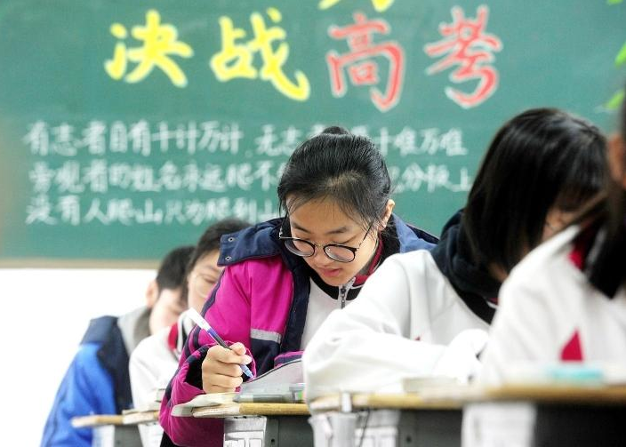 临近高考，不少女生偷吃“避孕药”，家长很担忧，老师却见怪不怪