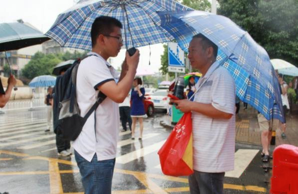学生参加高考当天，家长是否需要全程陪考？机智的家长这样选择