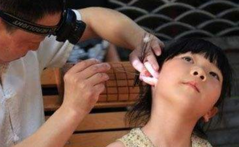 为什么你的耳朵常会发痒？医生：可能暗示这6个问题，千万别忽视