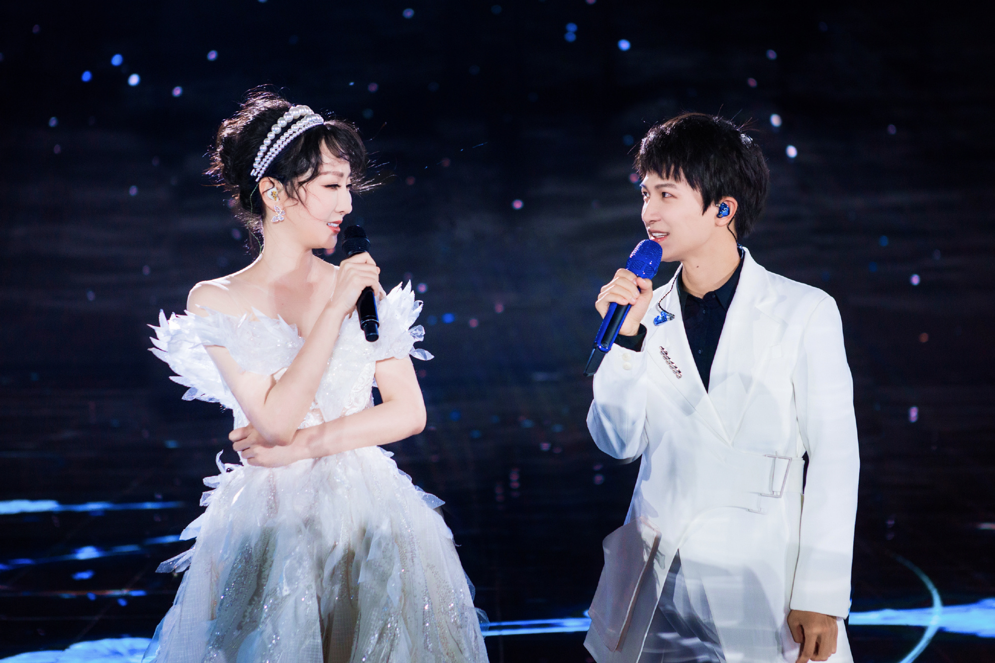 中秋十大名场面：鹿晗关晓彤同台，校草沙溢变谐星，何炅最不容易