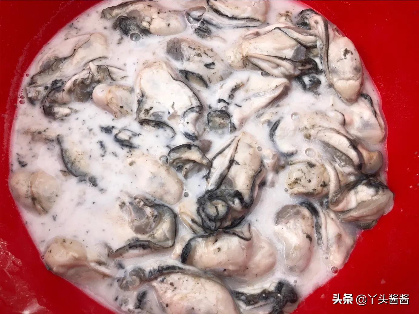 洗生蚝肉时，不要只放面粉，多加1样一起洗，脏东西全部跑出来