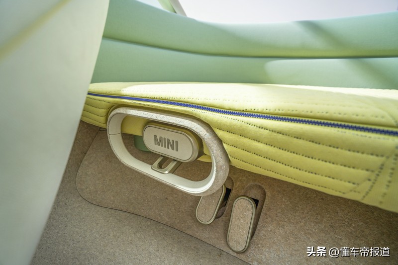 新车 </p><p>　　 汽车回归四个轮子+沙发？MINI新四座概念车发布，车内如客厅