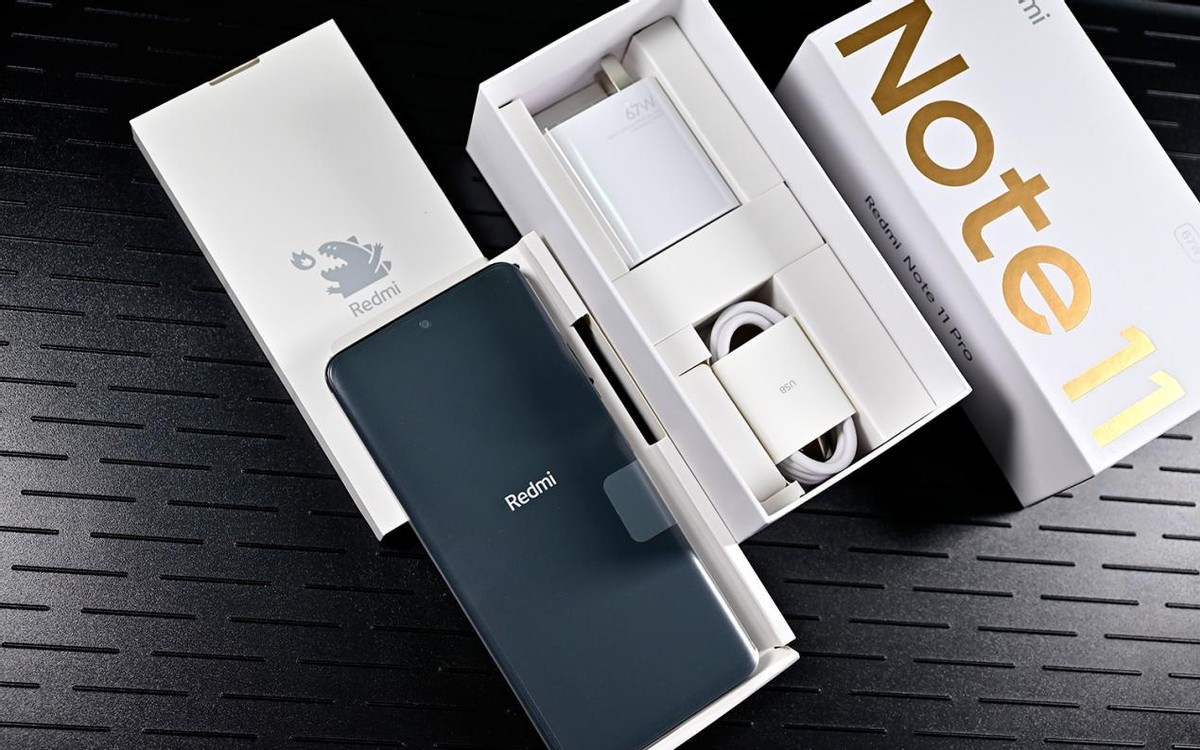 金色的字体质感十足,表明红米并没有因为是入门价位手机而放松外观