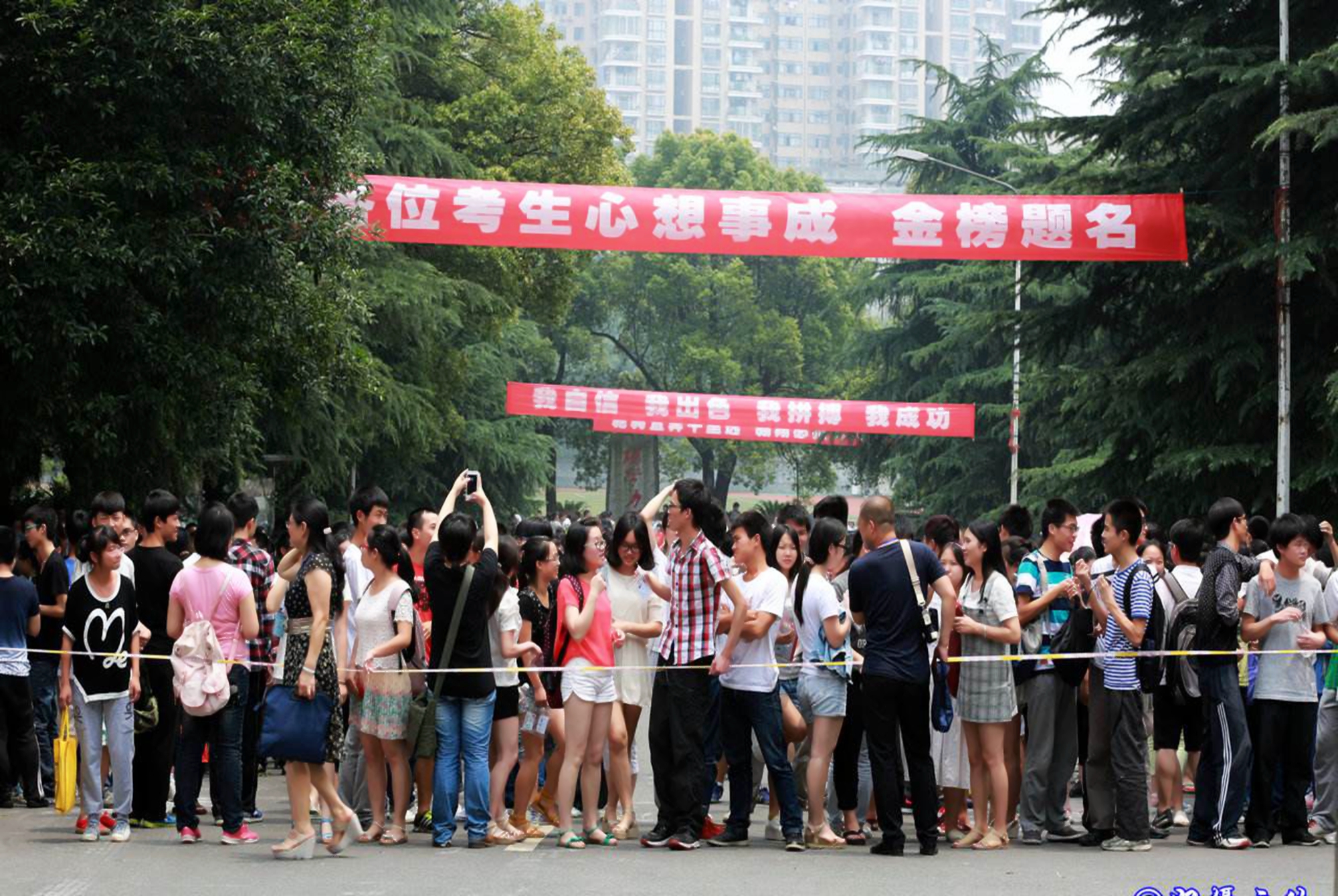 高考在即，家长花样陪考仪式感十足，妈妈被“旗袍猛男”艳压了