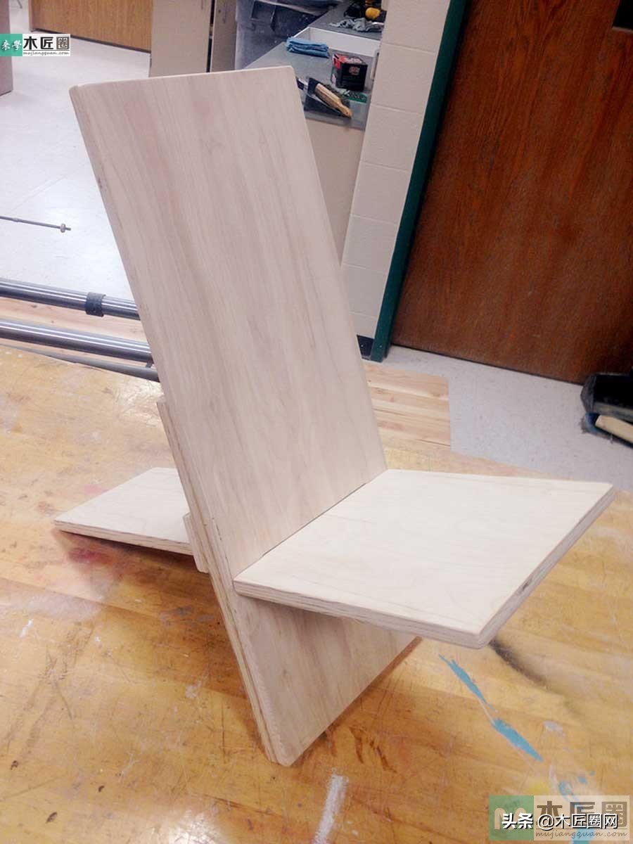 最简易的折叠凳，只用了两块木板做成的凳子