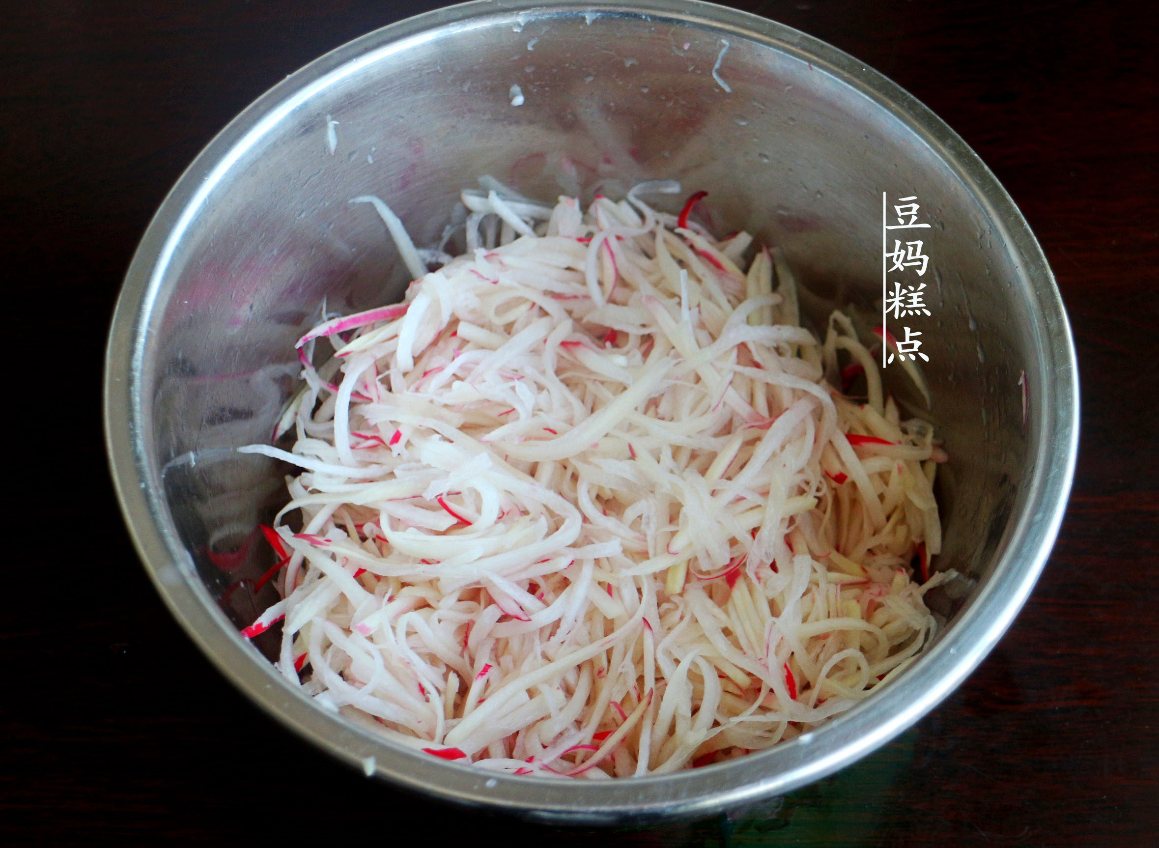 纯萝卜馅包子，不用肉不加蛋，清香味美又健康，蒸了2笼不够吃